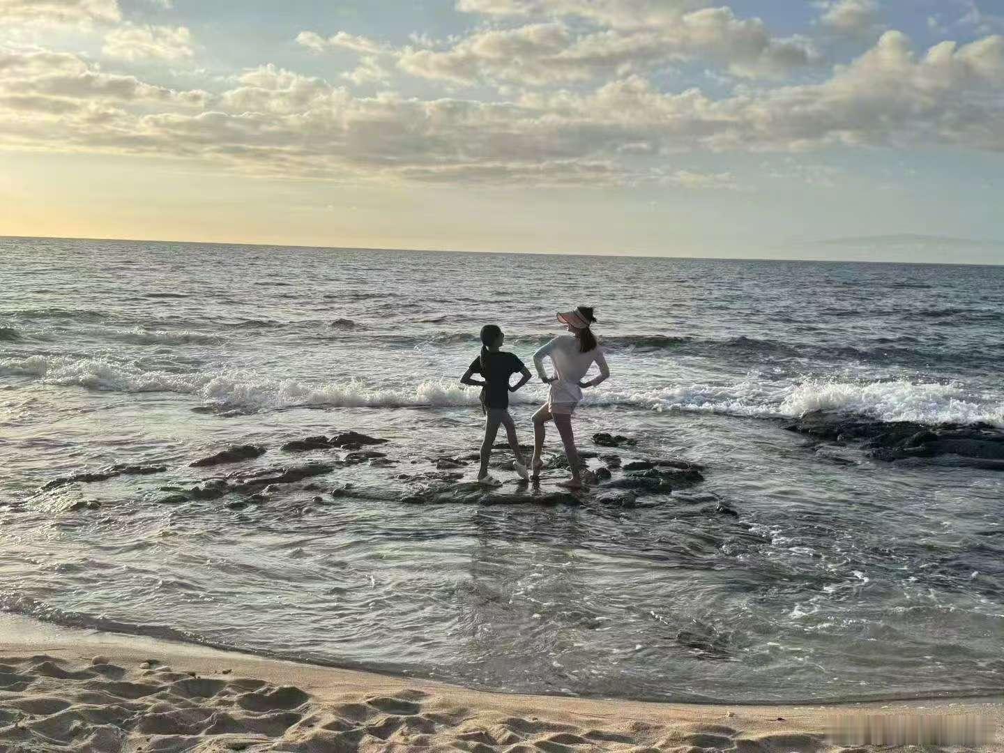 孙俪小花海边跳舞孙俪小花一起在海边等夕阳孙俪小花一起在海边等夕阳​​​