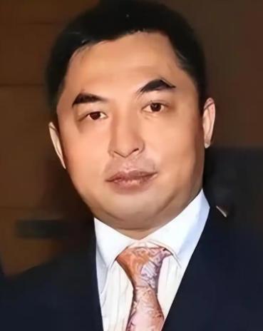 2004年，“天上人间”老板覃辉开着奔驰600出门，跟一辆老式皇冠轿车蹭上了，覃