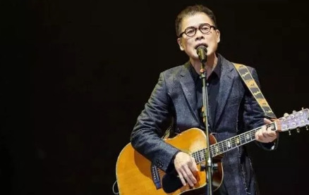 在一次歌曲颁奖典礼上，主持人介绍周华健：“有请华语乐坛大哥级人物周华健。”周华健