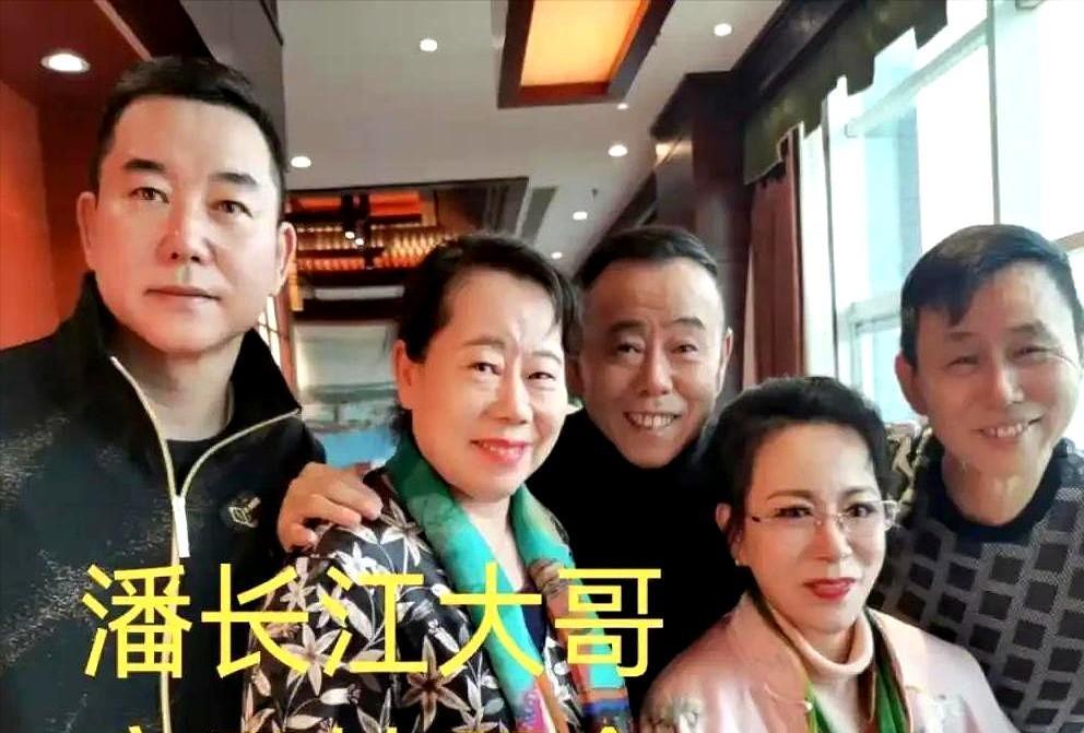 潘长江真幸福啊！自己67岁了，93岁老爸和89岁老妈却依旧身体康健，还有五个兄