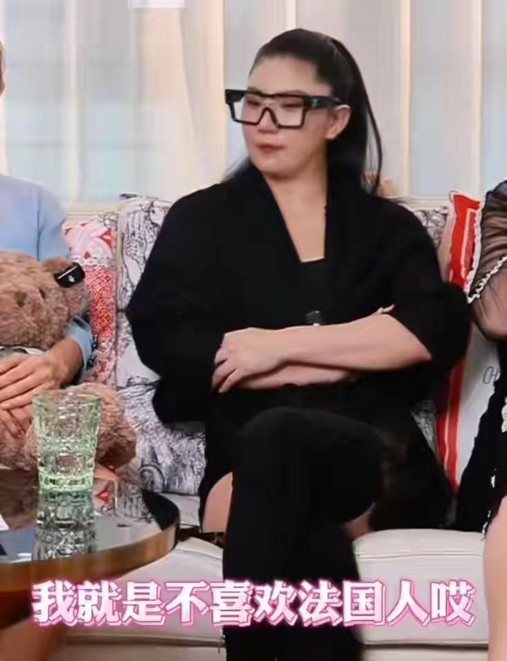 差一点就成了谢霆锋的后妈，离开他爸之后胖得非常有味道！这个女的就应该坚决不跟谢贤