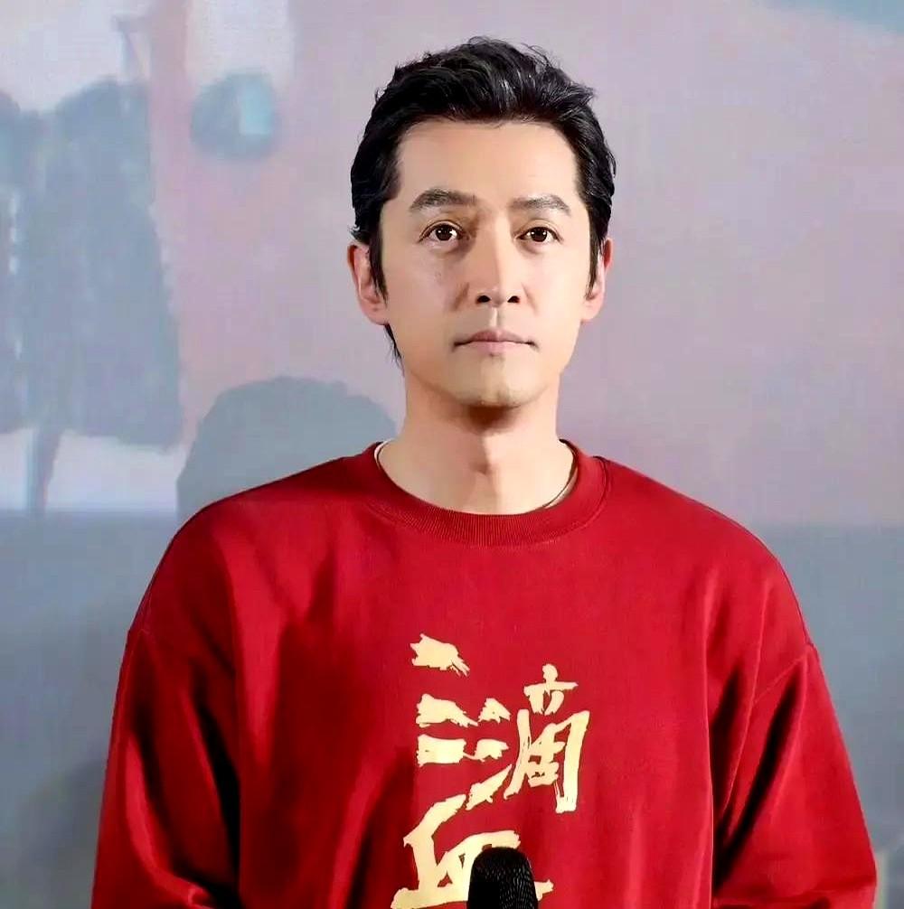 76%的职场父母，都在为陪伴这事儿内疚。胡歌带娃进组，孩子第一句话是