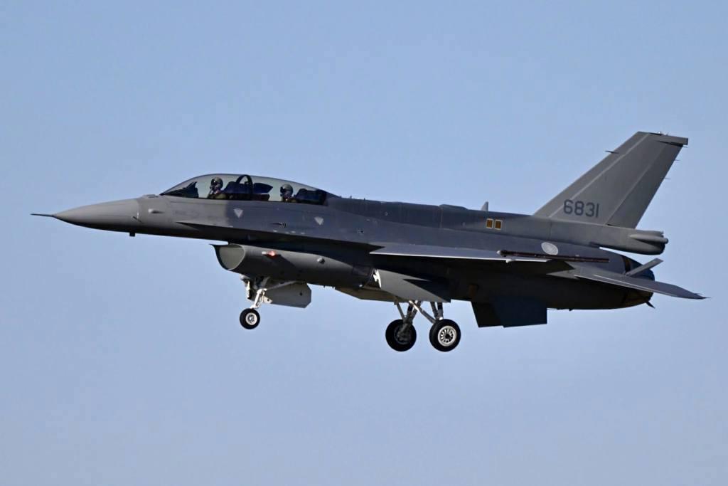 台军最新锐战斗机F-16V，即将抵台。据岛内媒体援引“岛防部”消息，台空军首批