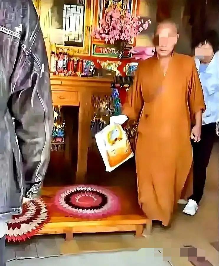我把五台山僧人扔米的视频给我奶奶看，我奶奶是信佛的，本来以为她看到这样的事情会非