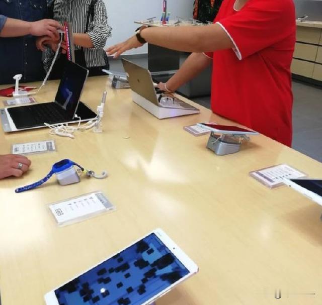 江西南昌，男子花12298元买了部华为手机，用一年后，手机出现卡顿、死机、暗屏等