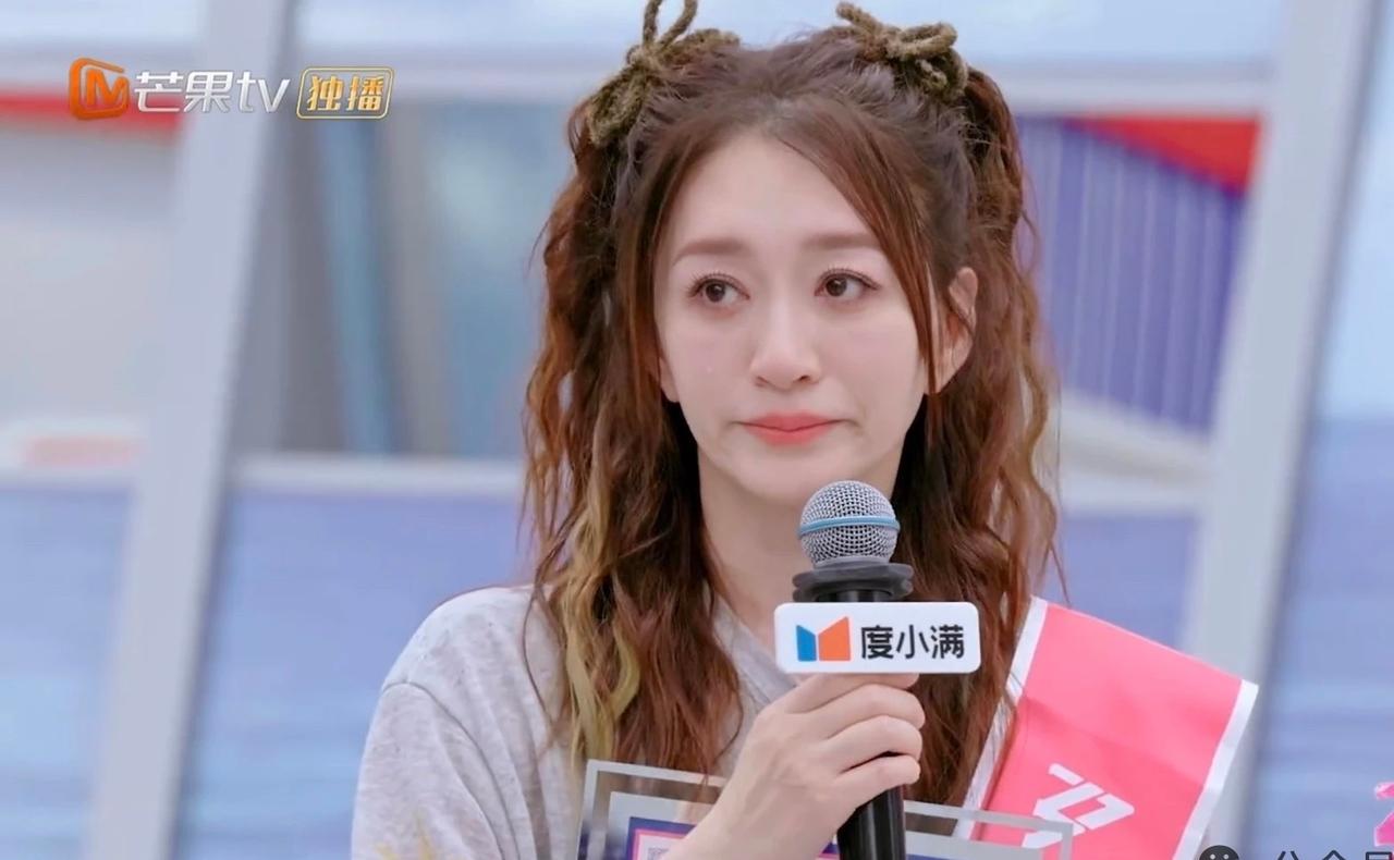 李小冉的竟然分数全场第一？唱歌都跑掉了，竟然926分。看她的表情真的好无奈