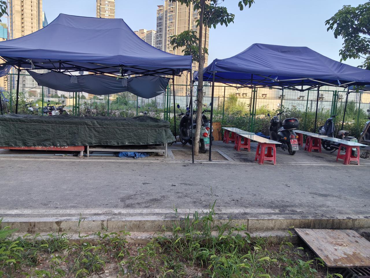 做为社区工作者处理很多事，但很难把所有事都完整处理好。居民水管滴水，协调处理不