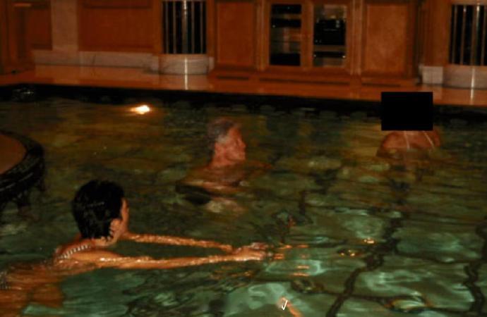 克林顿共浴照片被曝光看了照片第一个想法：拉链顿真是名不虚传！第二个想法：牢美也真