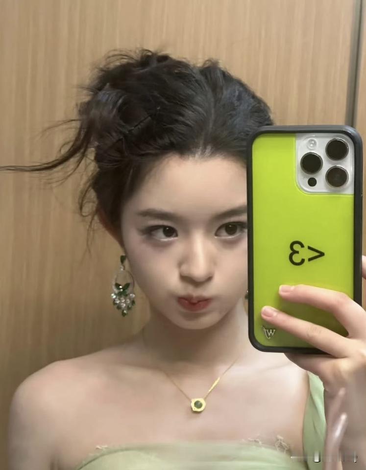 黄杨钿甜自称参加学校成人礼借了妈妈的耳环，并开心po图晒自拍。好家伙，这么贵的耳