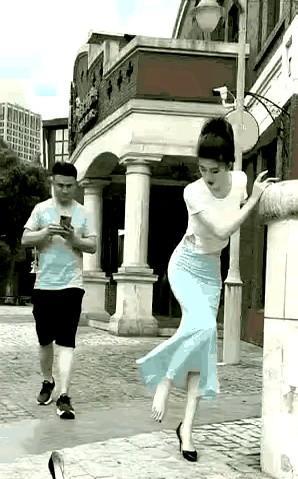 视频中的美女，设局套路路过的男子，可是该男子不仅没有入局，还给美女制造了更大的难