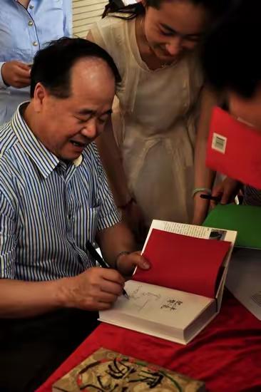 莫言这次摊上大事了！最近因为被人大聘为兼职教授，他那点陈年旧账又被网友们翻出来晒