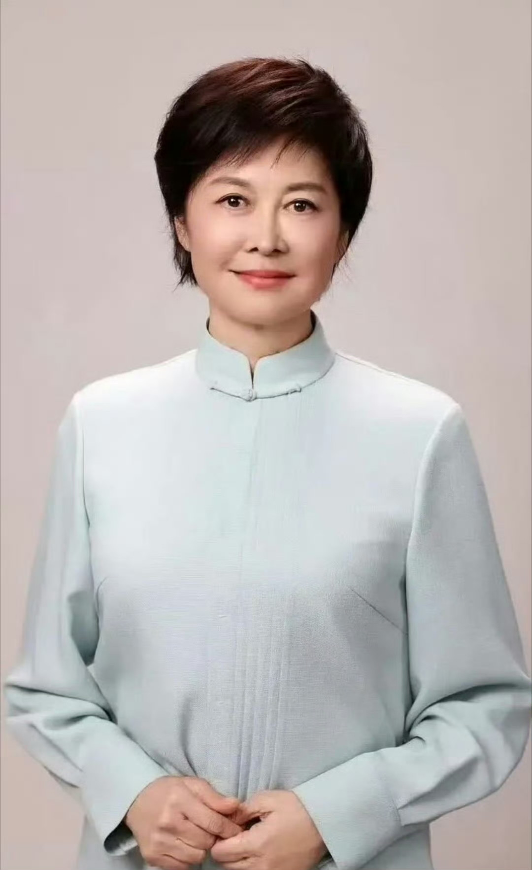敬一丹遗体告别仪式现场：水均益，韩乔生同行低头讲话，朱军、朱迅表情悲伤低调离开，王宁，刘纯燕忙前忙后