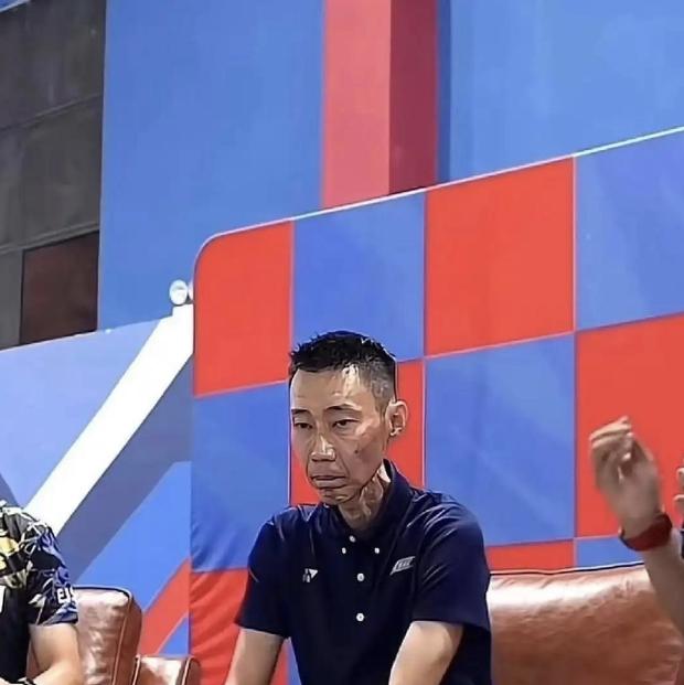 癌症与33次放疗，耗尽了李宗伟的体力。年轻时一年上万次跳杀，膝盖早就磨得不成样子