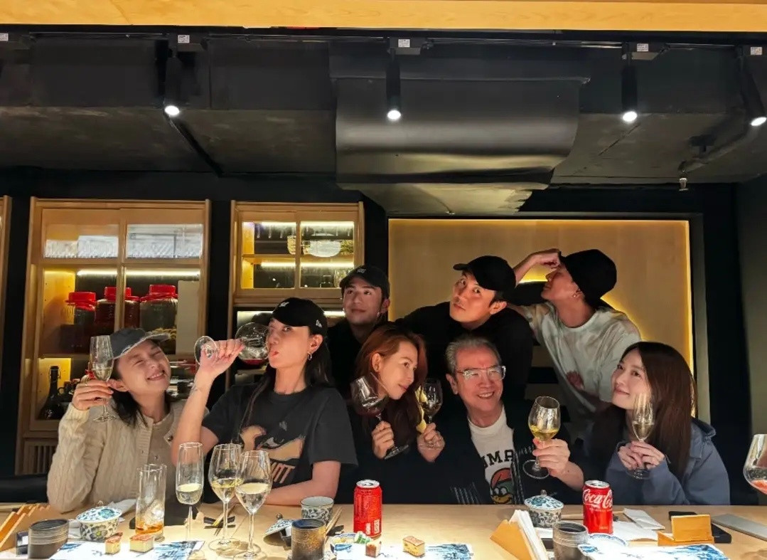 蔡少芬与黄宗泽姜大卫等演员聚餐，大家一起搞怪，画面好欢乐！