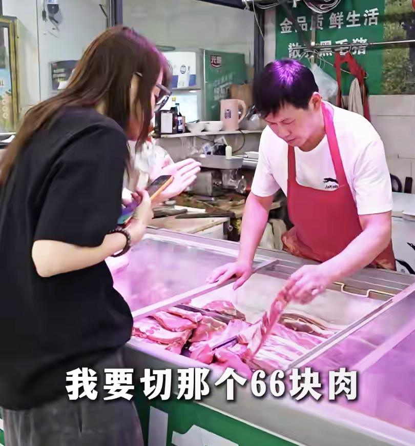 陈龙老婆章龄之太实在！给妈过寿不搞排场，菜场买肉做66块红烧肉！[比心]