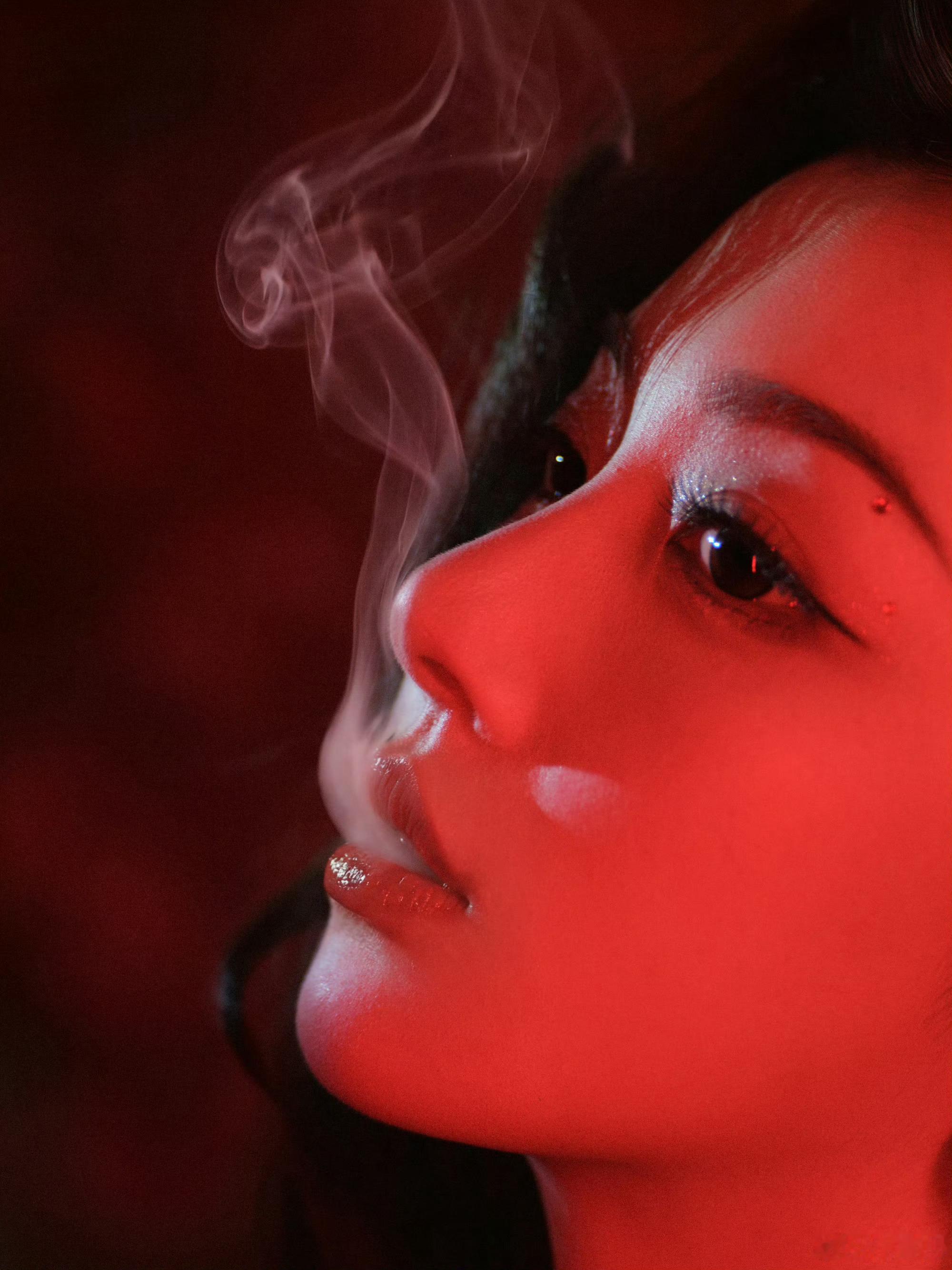 孔雪儿烈焰红裙孔雪儿美甲孔雪儿一袭烈焰红裙明艳又妩媚，氛围感直接拉满，人间尤物名