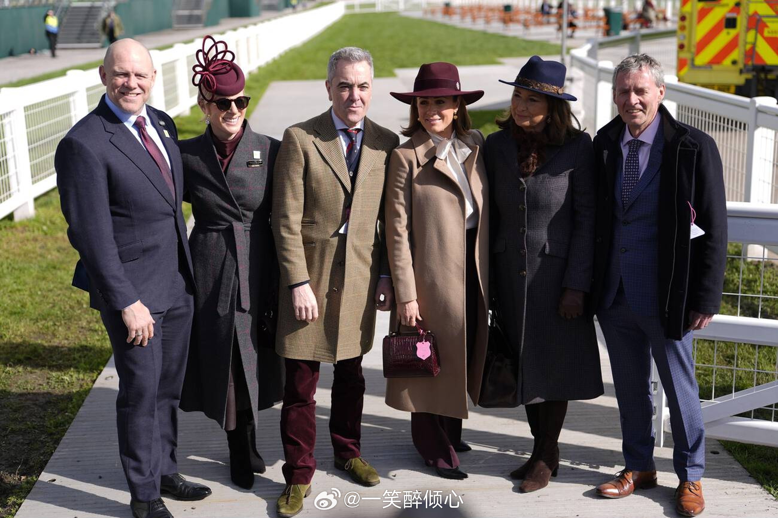 凯特王妃今天凯瑟琳王储妃的妈妈卡罗尔米德尔顿在切尔滕纳姆赛马场举行的2026