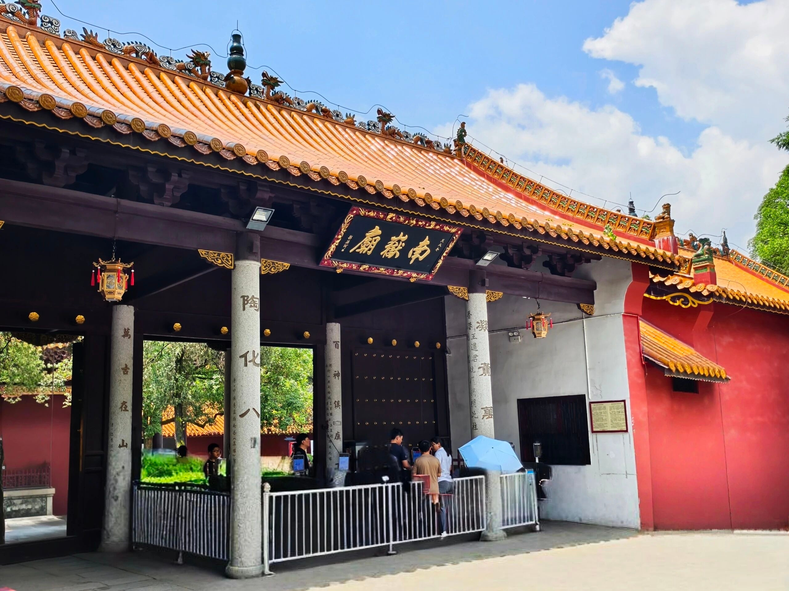 去寺庙祈福本是求个心安，结果被当成“待宰的羔羊”，这操作真是让人膈应。🙏衡阳南