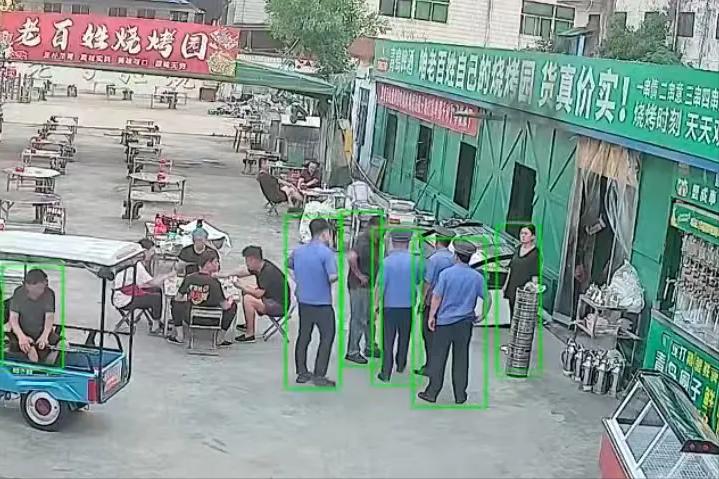 只是举报了一只杯子不见了！结果，张先生的烧烤店被查15次，连摆个西瓜摊也被砸了。