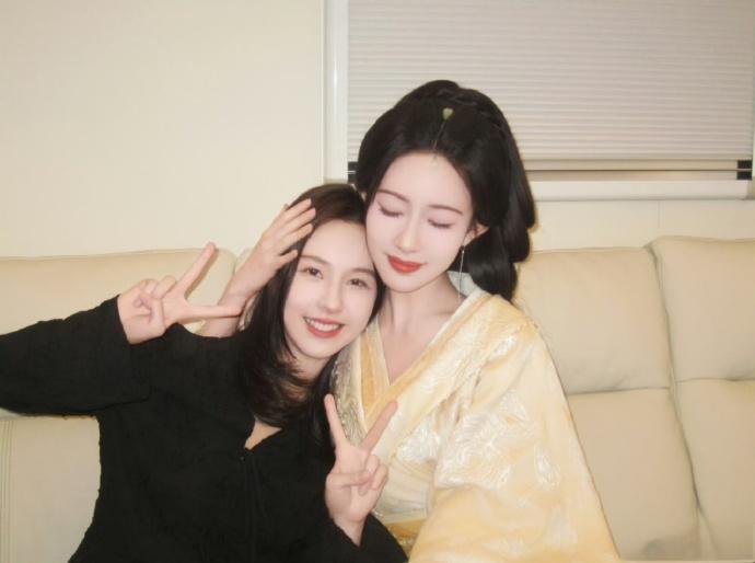 挖到宝了！陈都灵探班时陪孟子义对戏，两人认真读剧本的侧颜绝了，建议直接把《华山论