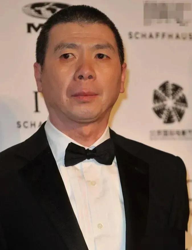 [点赞]1978年，冯小刚去医院探望朋友，一眼就看上了旁边年轻貌美的护士，刚准