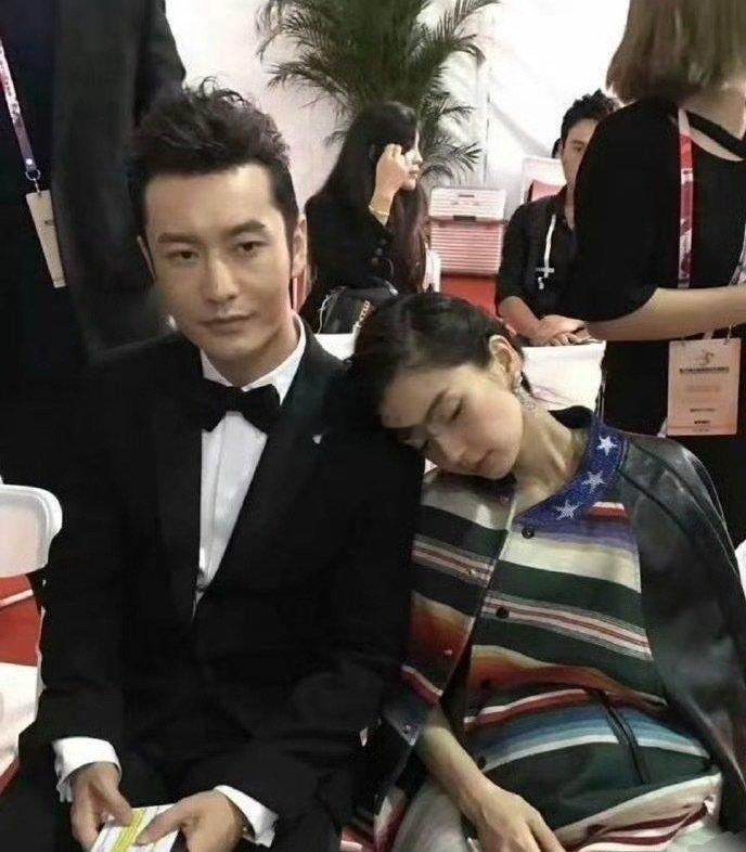 这是baby怀孕时候的一张照片，当时夫妻俩一起出席活动​