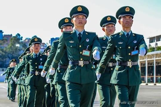 如果你不想在部队长期发展，目前的出路主要分为在校期间和毕业后两个阶段：一、