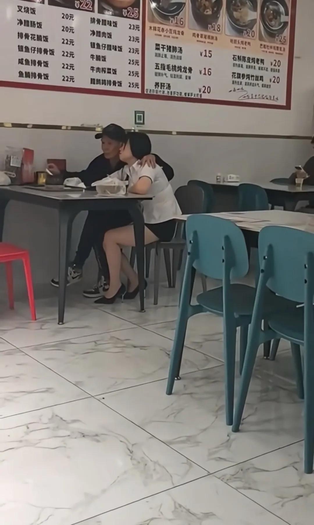 这大姨挺年轻的