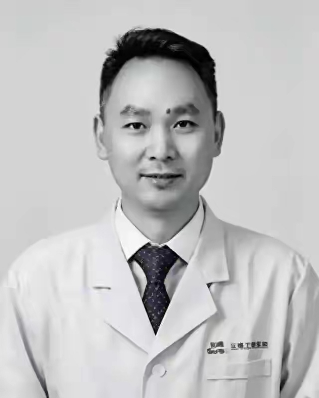 一个44岁的麻醉医生，在手术台上跟死神抢了20年人，最后栽在一条谁都没注意的缝里。他翻过护栏，以为那