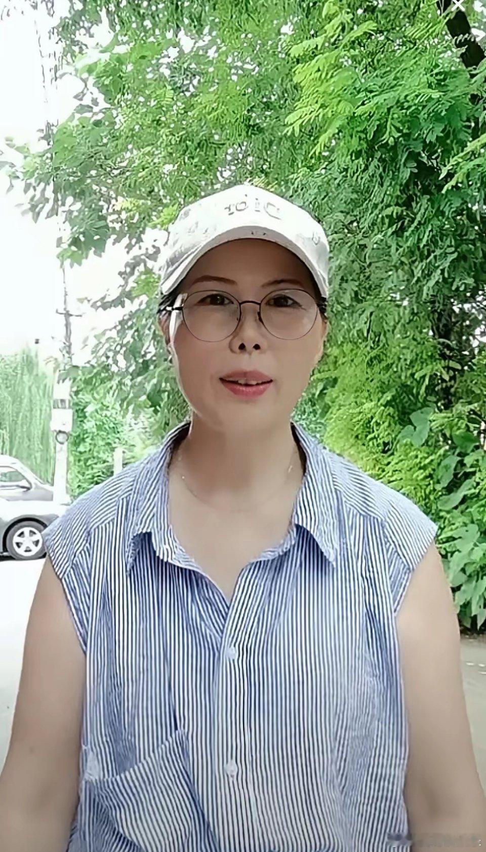 小杨阿姨：麻六记我不想去了！刚刚，小杨阿姨直播时说：“麻六记我不想去了，因为我