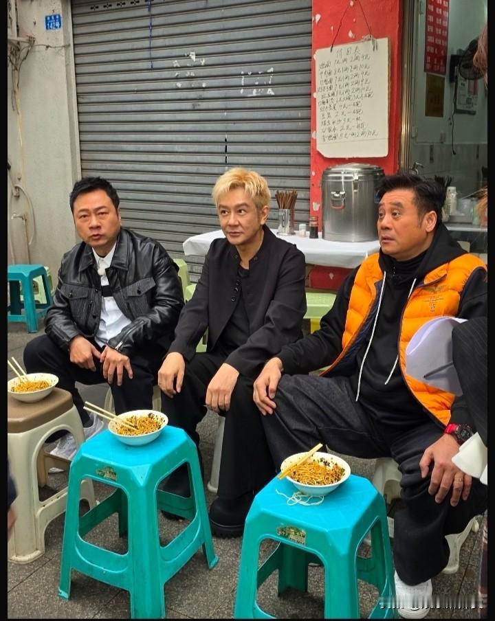 万万没想到，男演员陈浩民已经56岁了，打扮还是如此时髦，看上去还是如此帅气，果然