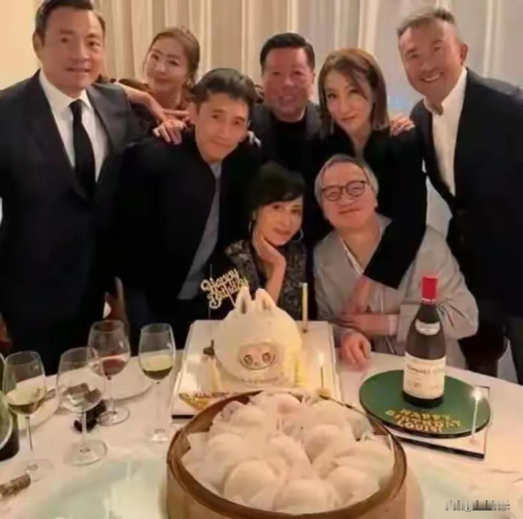 刘嘉玲与梁朝伟，这对娱乐圈的模范夫妻，携手走过多年恩爱时光，令人称羡。然而，刘嘉