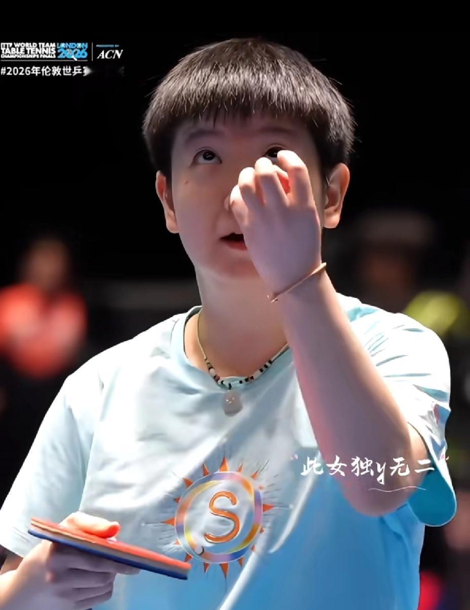 莎莎表演指尖转球，真是太帅了。她的控球能力真强，小白球被她轻松“拿捏”。