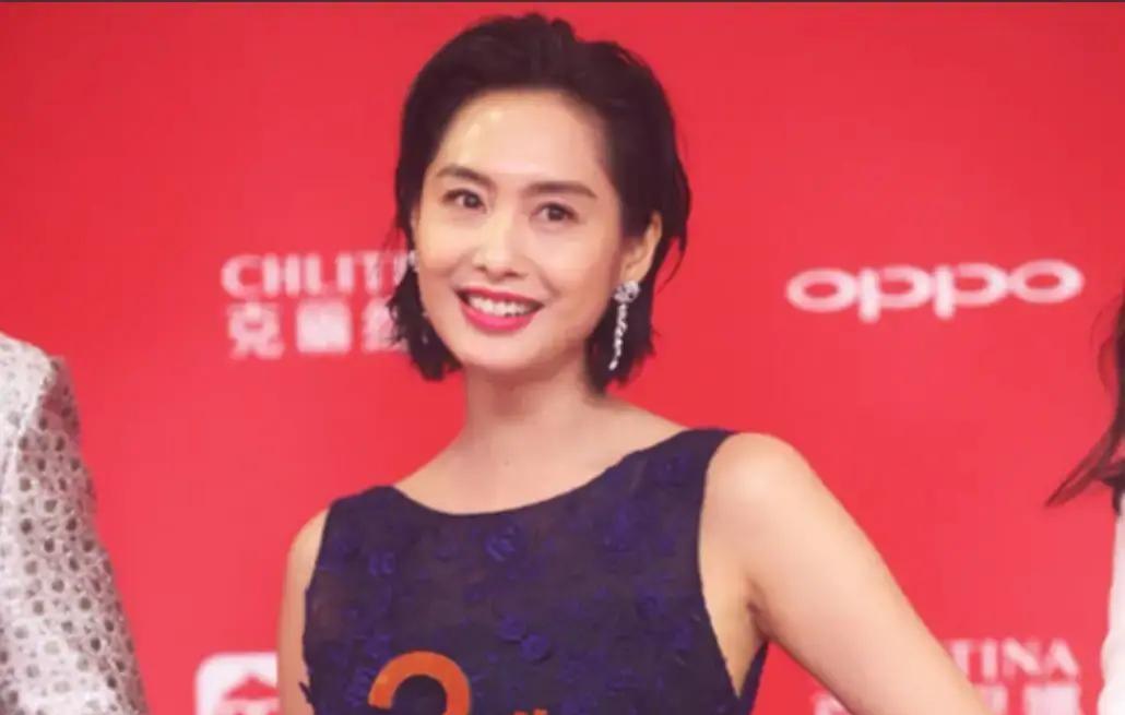 那一巴掌，扇醒了一个行业。2004年，金像奖直播现场。黄子华对着话筒，用粤语