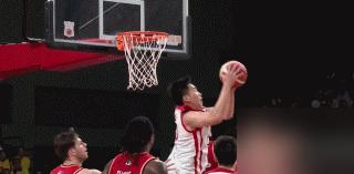18分14个篮板，11个前场板！别再吹杨瀚森了，中国男篮真正的野兽藏不住了。