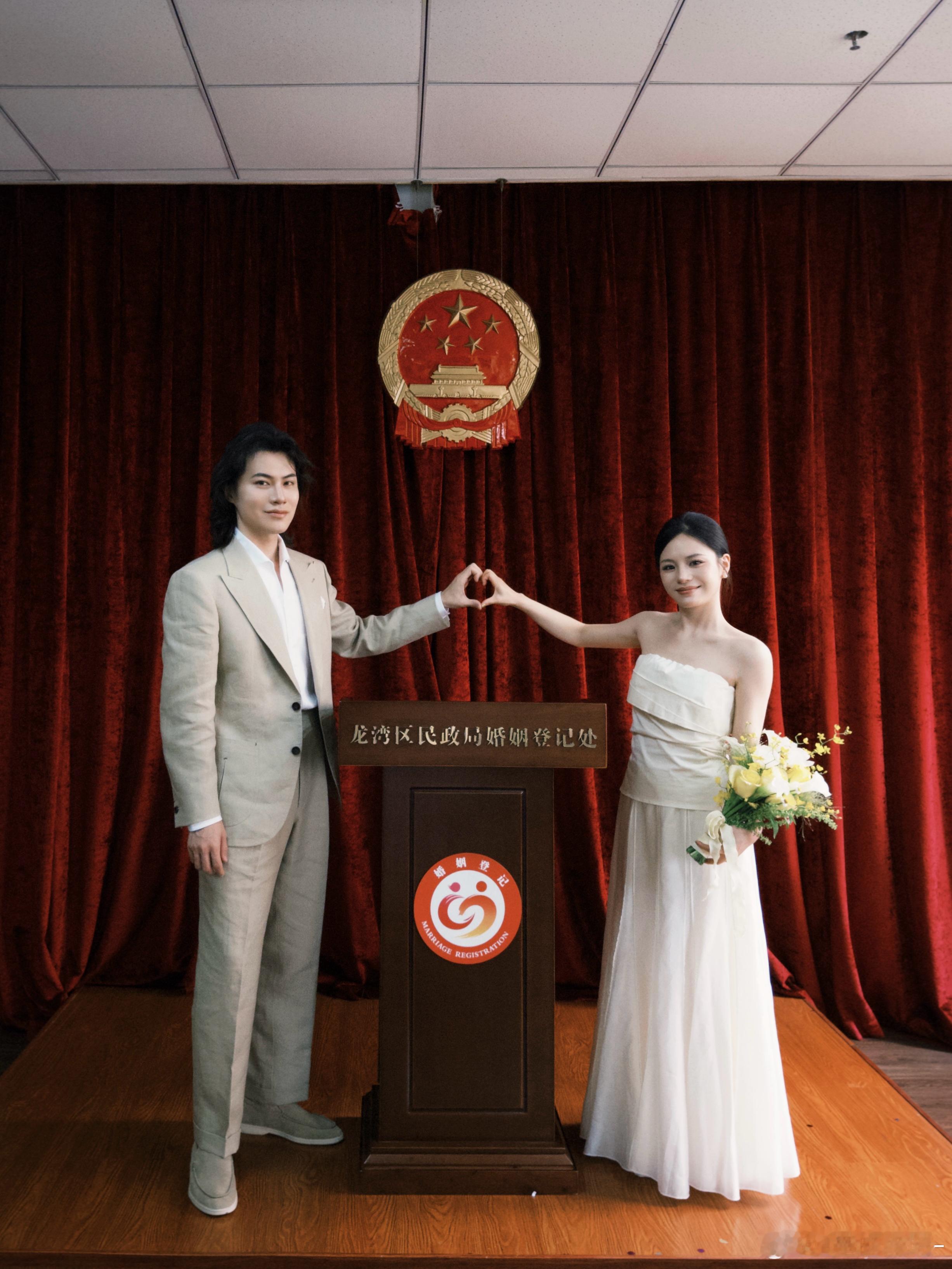 笑鼠了小宝为了领证三万多定制的西装无人问津我这套1000都不到的裙子被问爆了[
