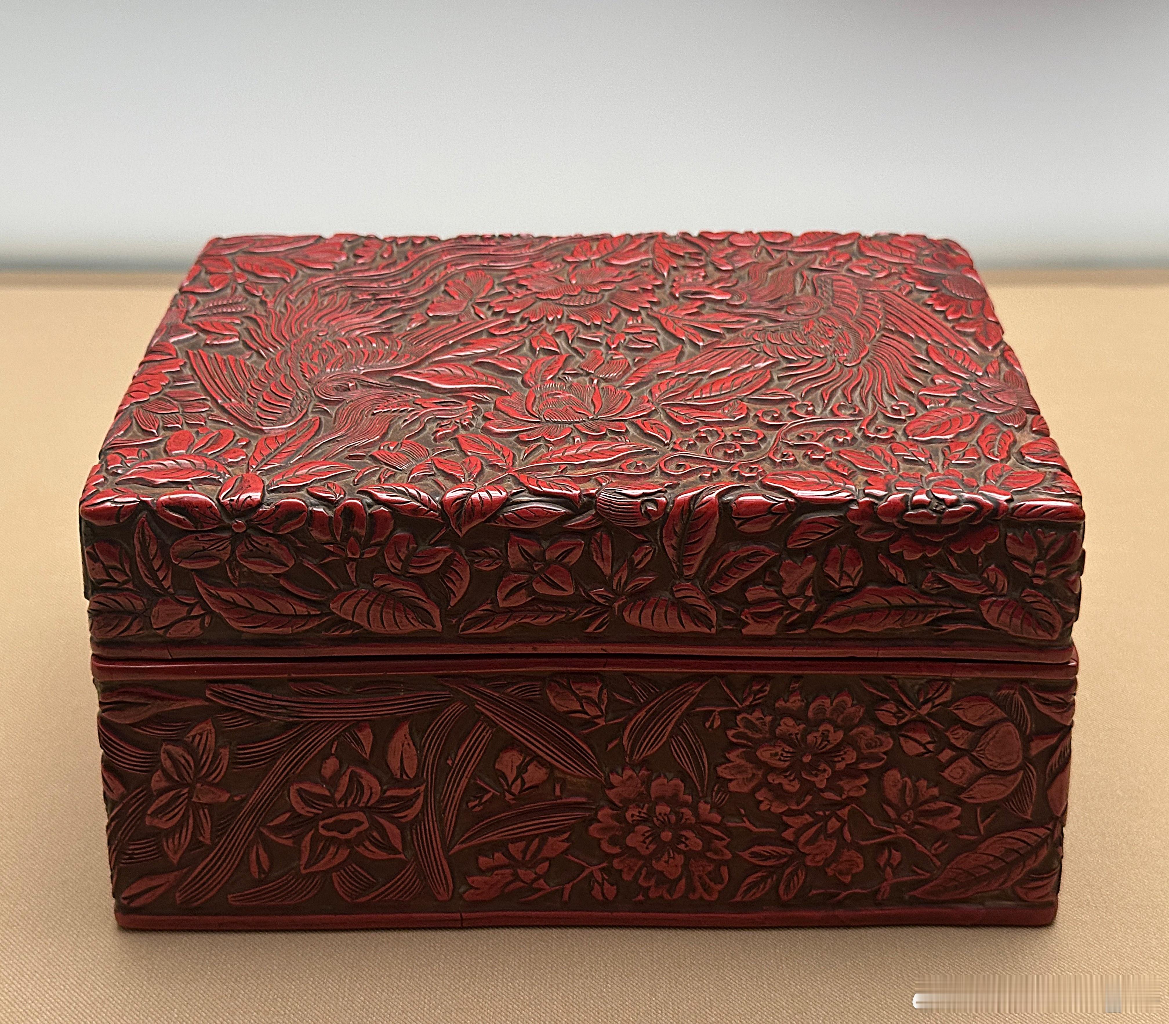 剔红凤凰牡丹纹长方盒南宋13世纪东京国立博物馆藏木胎，子母口长方盒。外壁黄漆