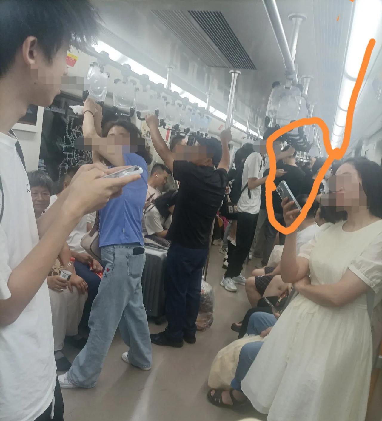 6月14日上午9点25分左右，在成都二号地铁线（龙泉驿方向）上，有一位穿着黑色体