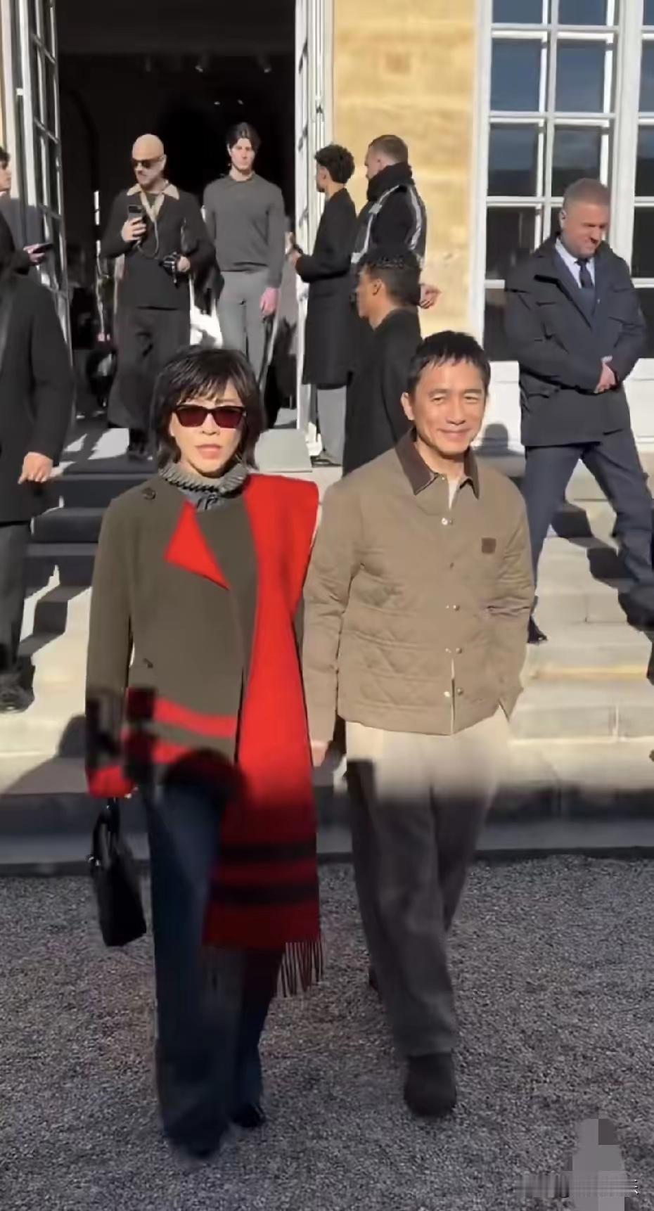 梁有点像工地上的工人但人家有💰[呲牙笑]