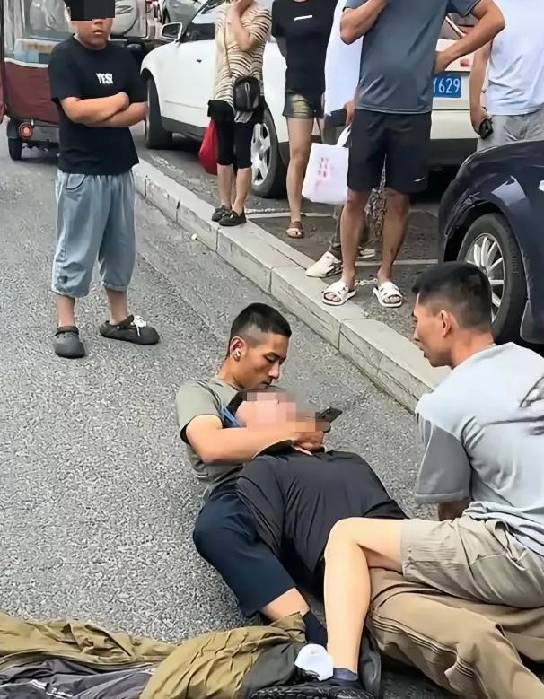 在东北做小偷太难了，吉林一个小偷刚刚得手就被两位兵哥哥拿下。在吉林的闹市区，一