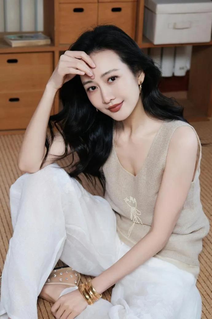 救命！王鸥真的把“松弛感”穿明白了！😱浅卡其针织背心也太温柔了吧，胸前的刺绣