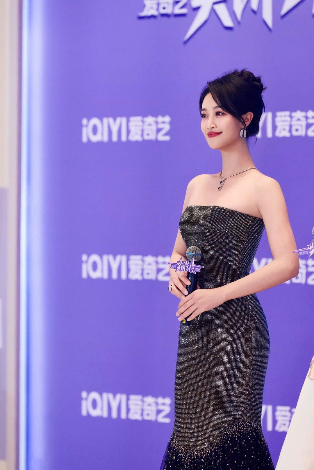 蓝盈莹领抱其他人秒跟细节见人品！在蓝盈莹率先拥抱前辈的引领下，台上的氛围瞬间从