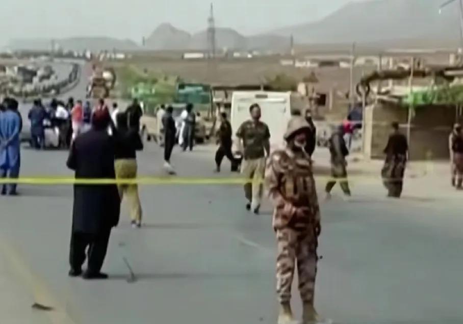 轰的一声！巴基斯坦13名士兵遭爆炸袭击阵亡，目击者：装有爆炸物的车辆加速冲向军方
