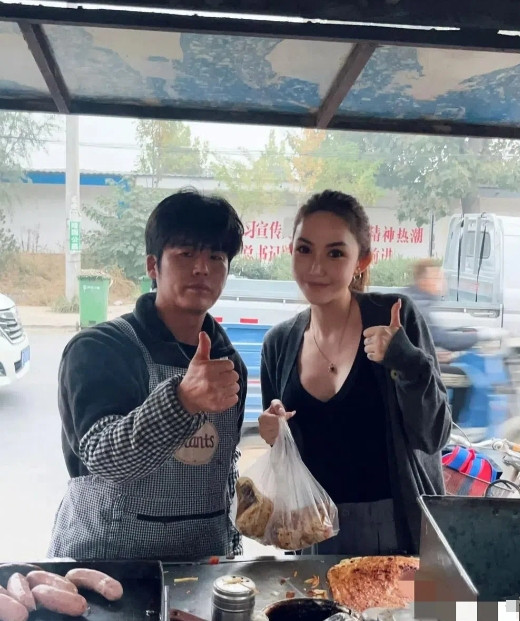 咋一看真以为是周杰伦和昆凌，他们长得太相似了，这条件做网红很容易火吧...