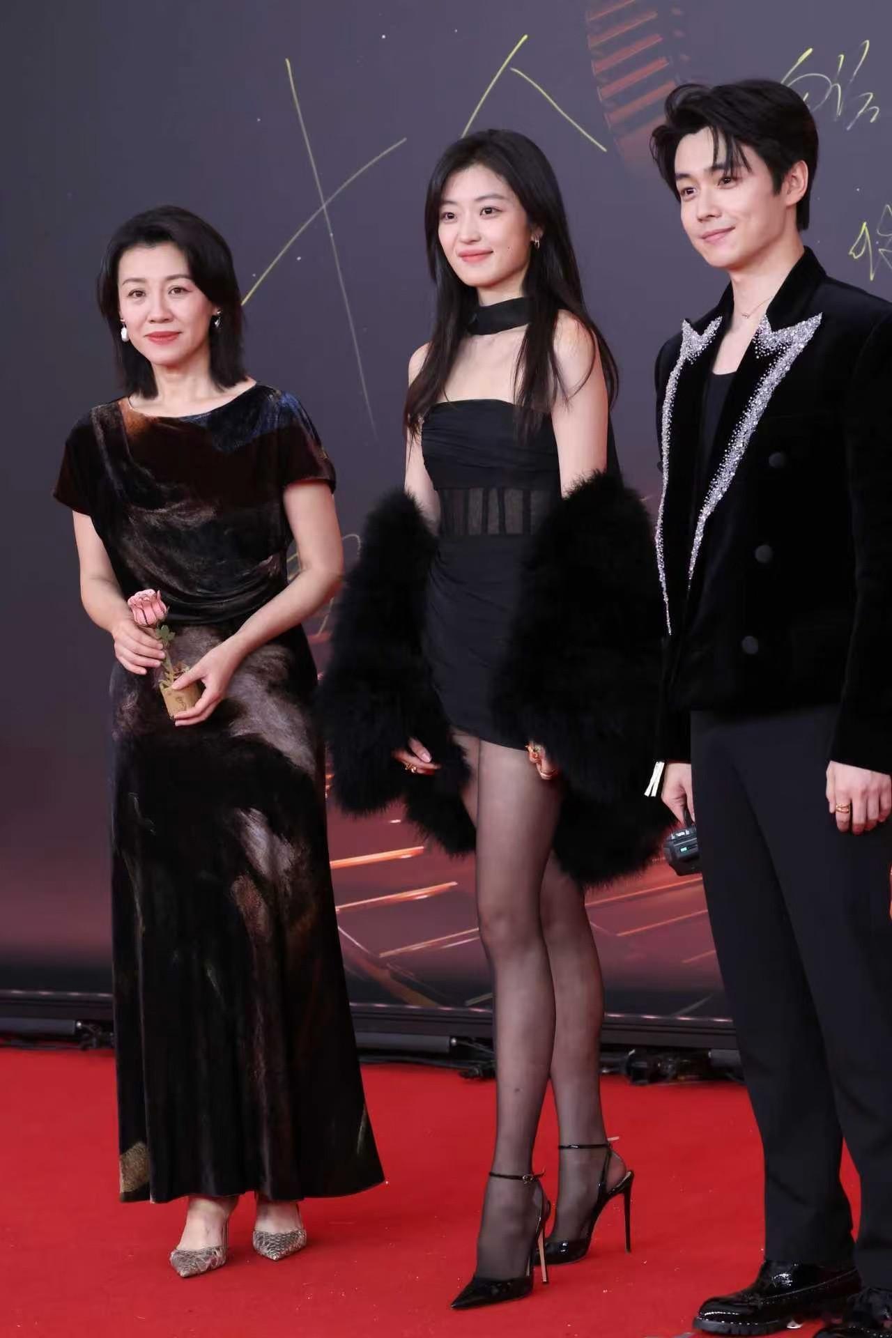 女明星为了红毯也是拼了，孙千这个高跟鞋看起来就好疼啊