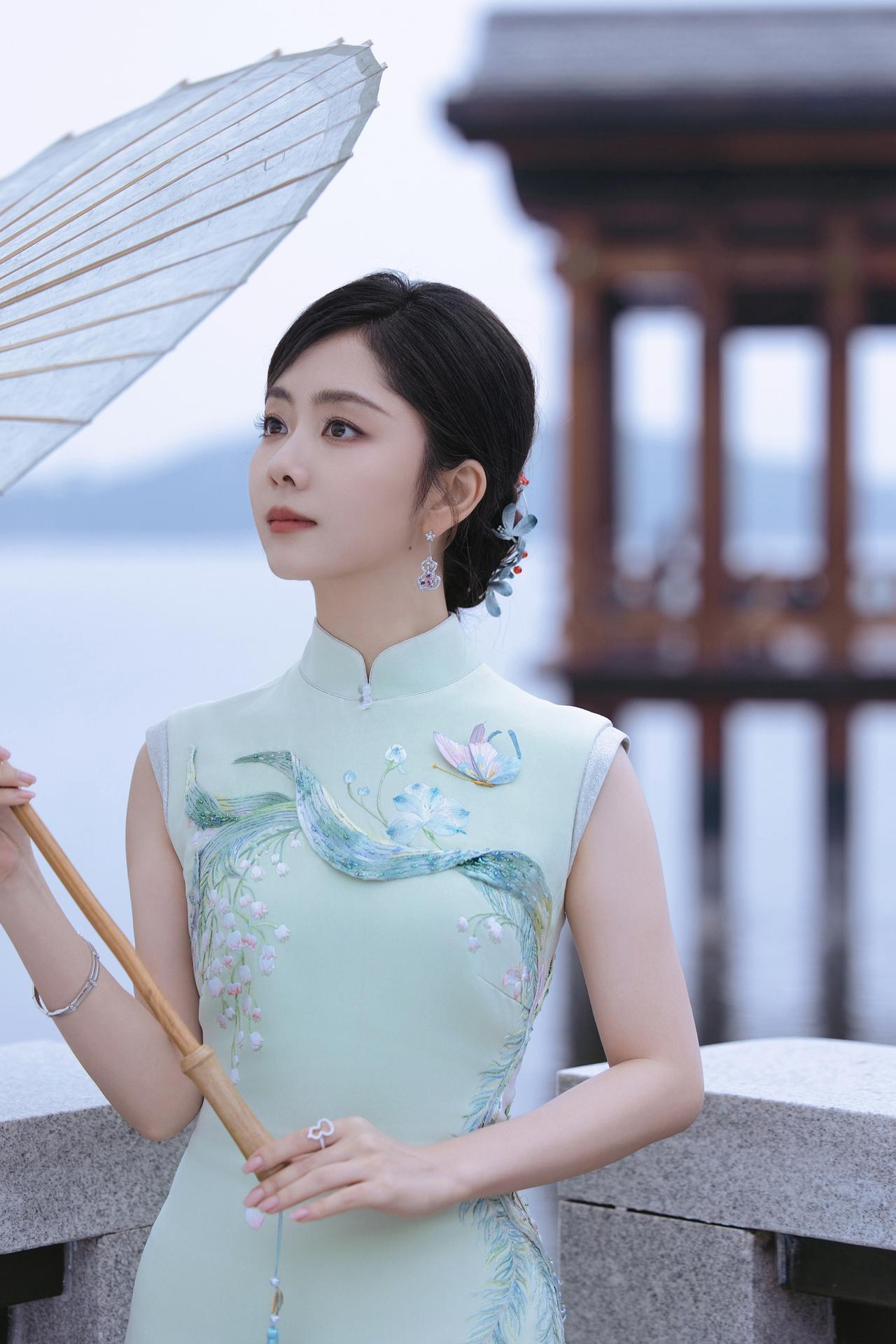 谭松韵旗袍写真，温婉优雅！