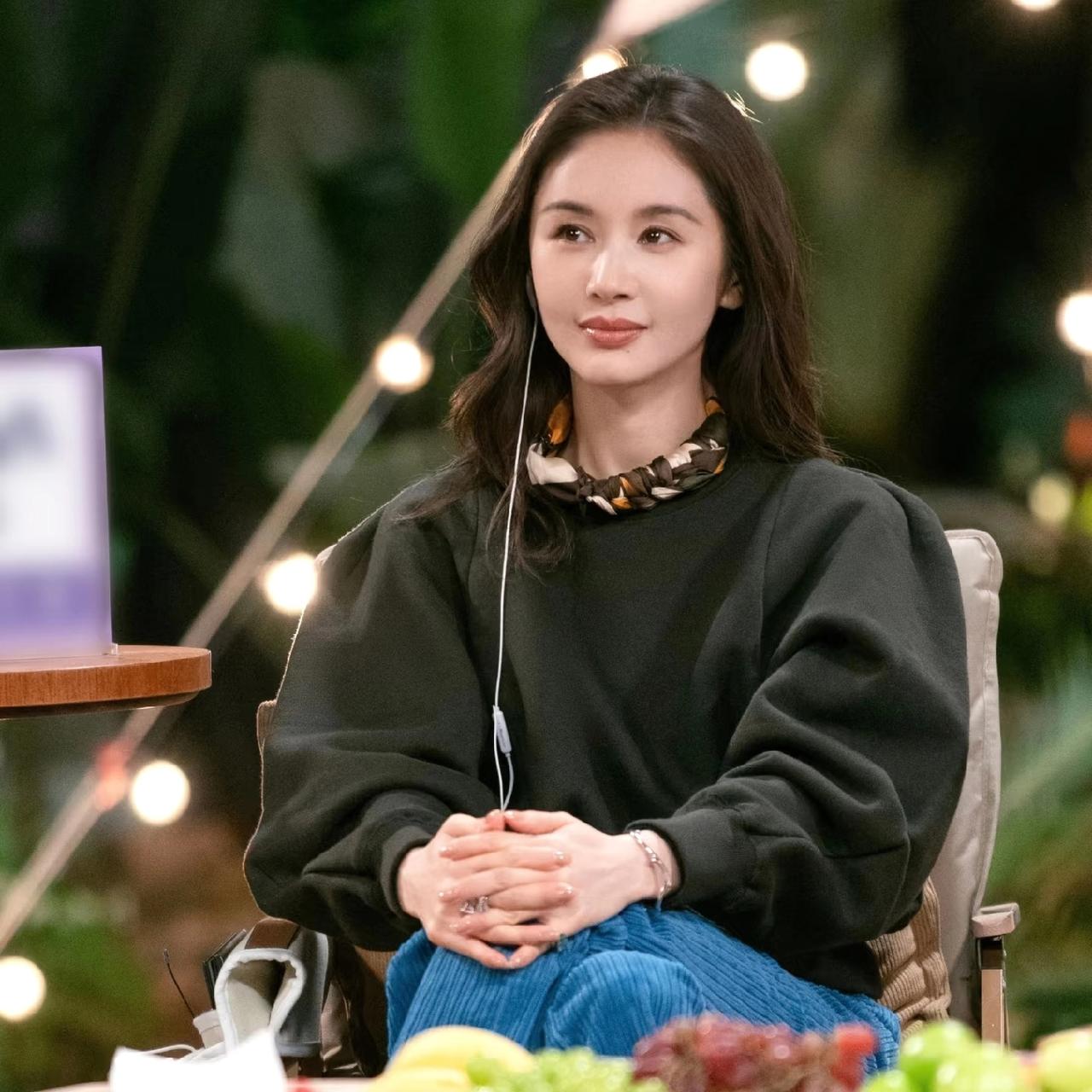 王子文私服真会穿！墨绿色宽松卫衣+蓝色阔腿牛仔裤+黑色靴子，时髦又高级！