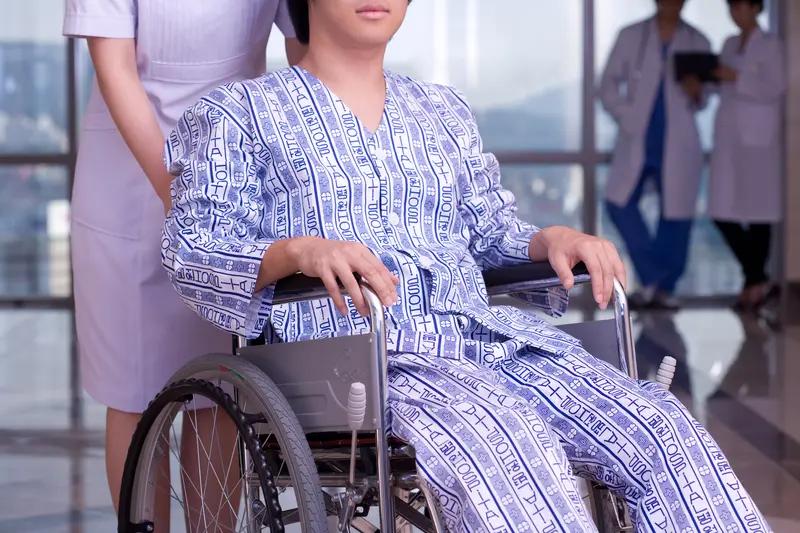 丈母娘摔伤，我请假陪护7天，出院时她拉着小舅子的手说：“还是儿子靠得住。”我当时