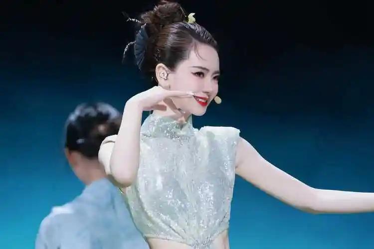 戚薇AI分身拍裙底仰拍被骂上热搜，本人亲自授权却控制不了镜头，演员卖脸不演戏的路