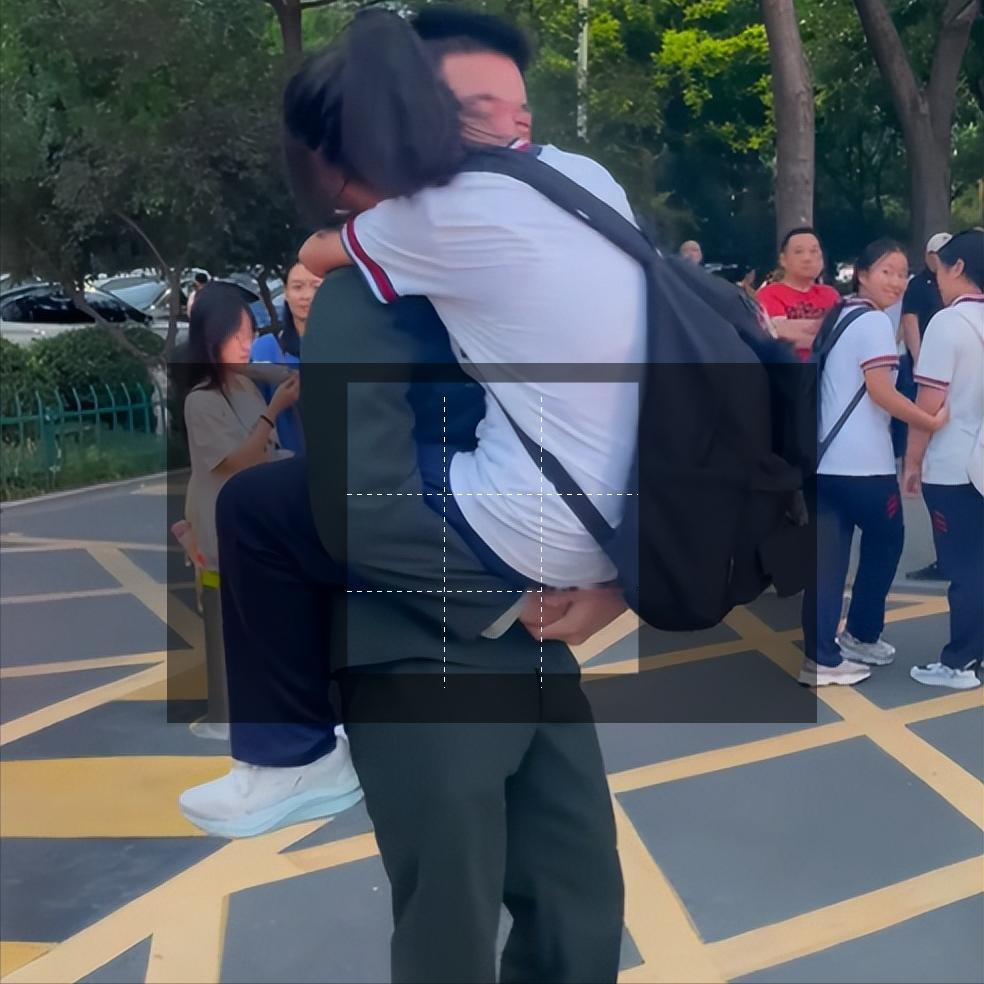 “上人民日报了”！女生放学刚走出校门口，突然跑了起来，原来在人群中，她看到一个日